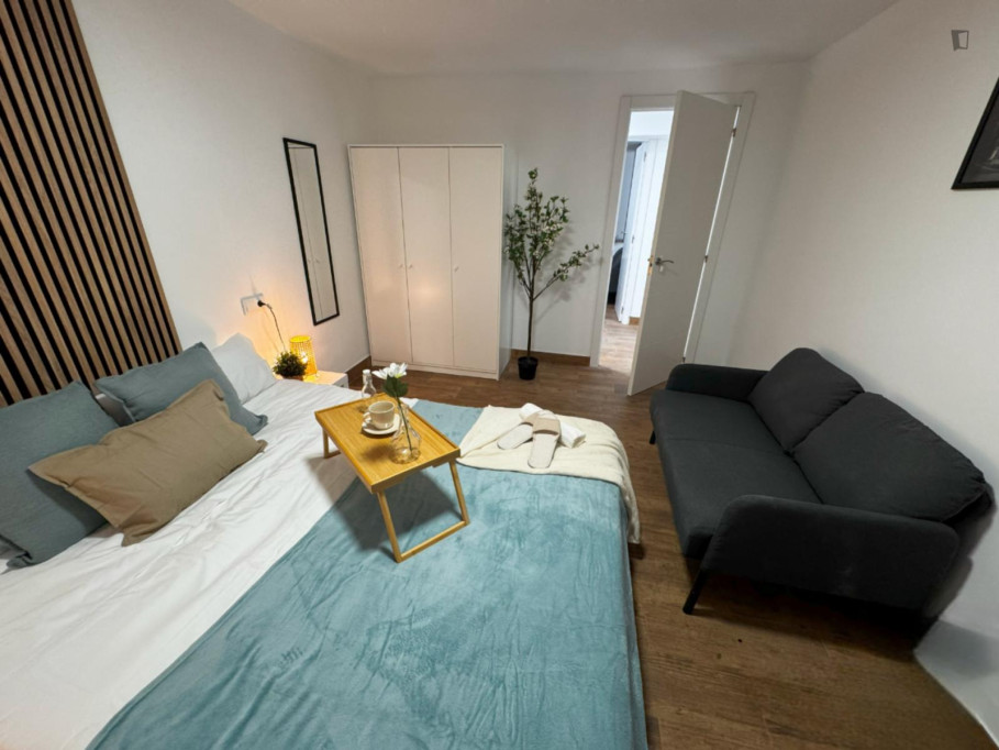 Comfortable double bedroom with A/C well connected to the city center of Madrid - Madrid - chambre - ImmoJeune