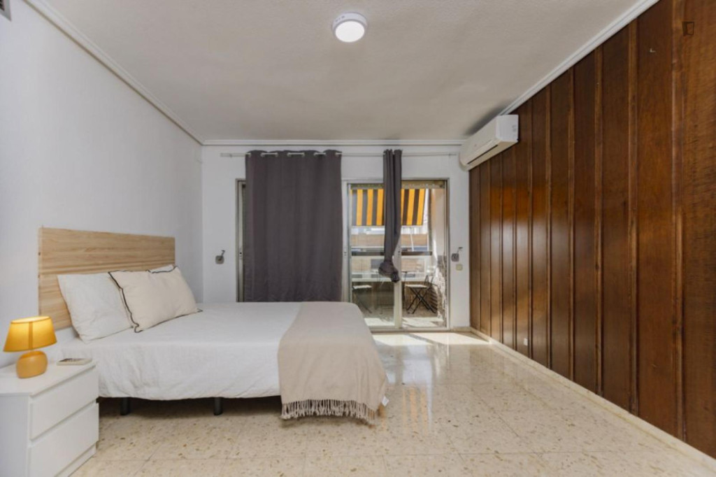 Appealing single bedroom with balcony in well-connected Camins al Grau - Valence - chambre - ImmoJeune