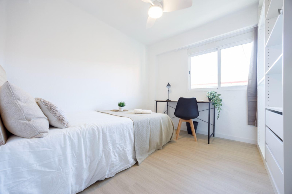 Beautiful bedroom in 5-room-apartment in Benimaclet - Valence - chambre - ImmoJeune