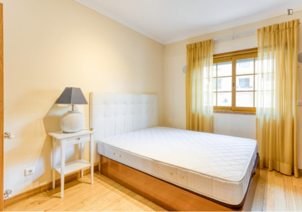 Welcoming Double Bedroom close to Nova School of Business and Economics - Lisbonne - chambre - ImmoJeune