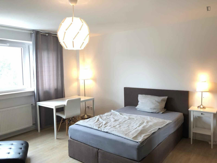 Spacious double bedroom in Frankfurt - Frankfurt am Main - chambre - ImmoJeune