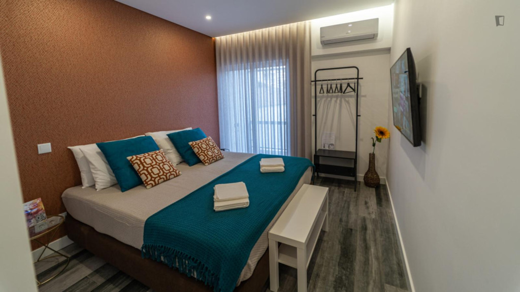 Colourful double ensuite bedroom near the Faro train station