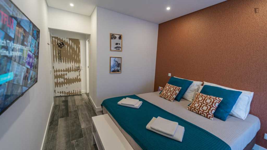 Colourful double ensuite bedroom near the Faro train station