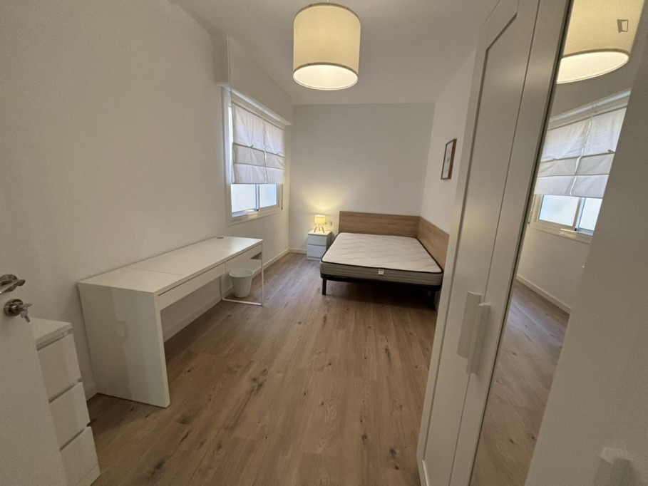 Spacious double bedroom in L'Hospitalet de Llobregat - Barcelone - chambre - ImmoJeune