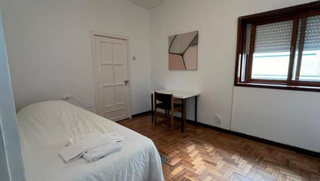 Nice 3 Bedroom Apartment close to Carolina Michaelis Metro - Porto - chambre - ImmoJeune