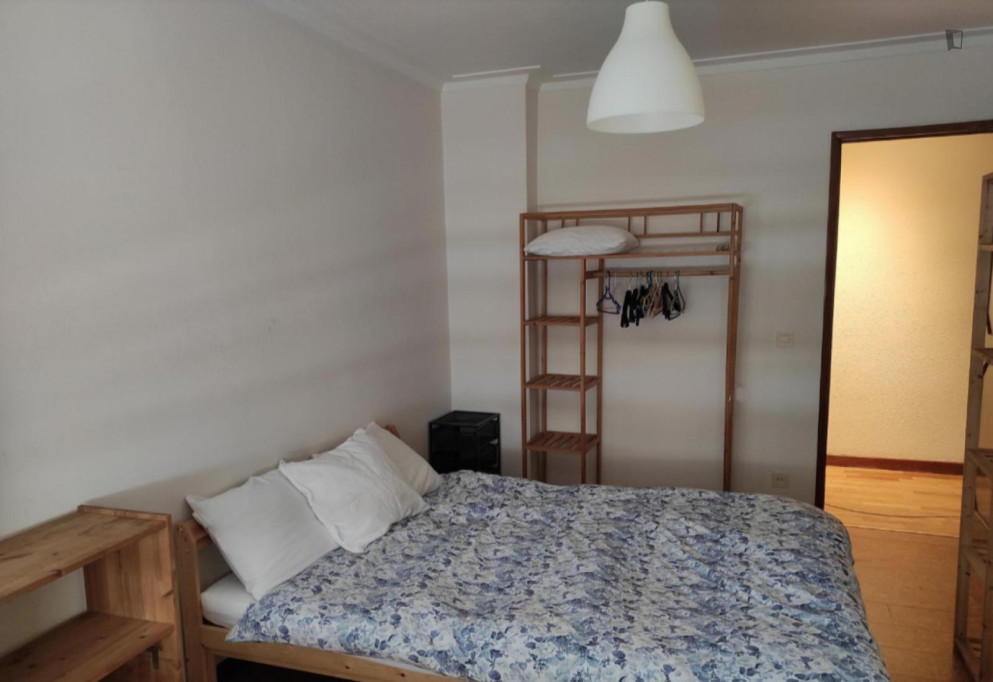 Room with double bed in a 4-bedroom apartment in Vila Nova de Gaia - Porto - chambre - ImmoJeune