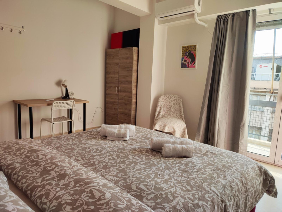 Modern double bedroom in a 10-bedroom apartment No18-3