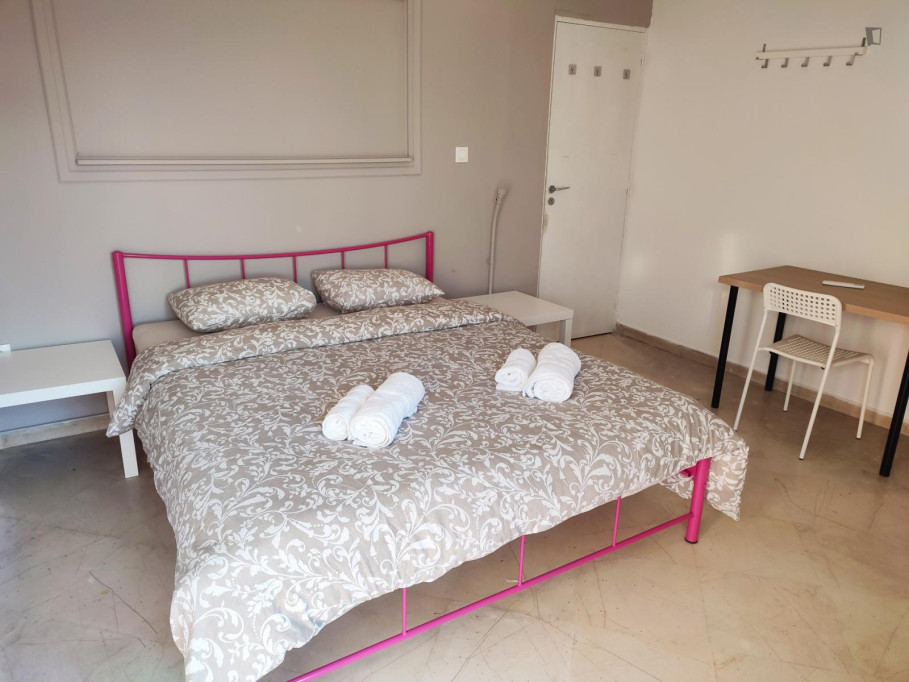 Modern double bedroom in a 10-bedroom apartment No18-3
