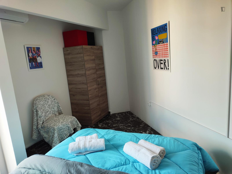 Modern double bedroom in a 10-bedroom apartment No18-9