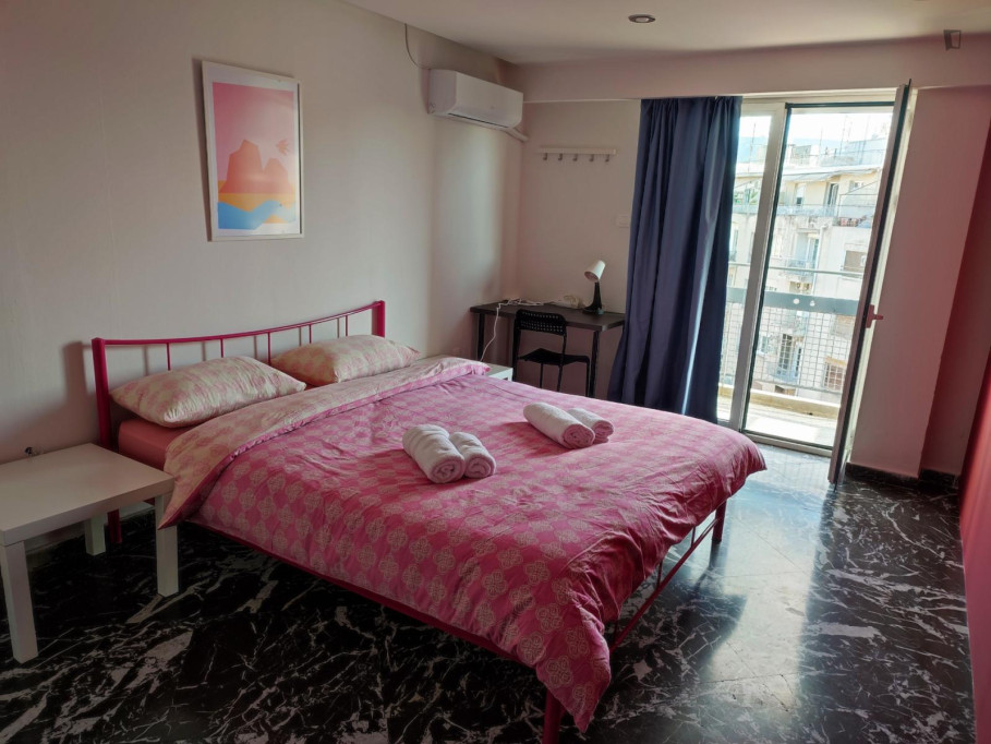 Modern double bedroom in a 10-bedroom apartment No18-10