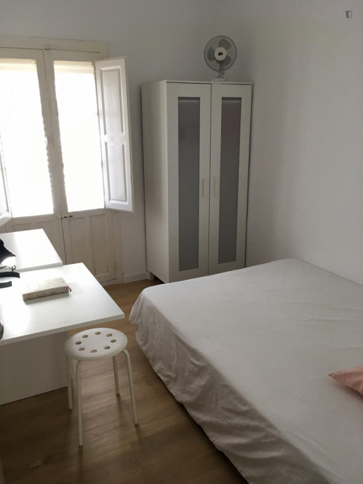 Double bedroom, with balcony, in 8-bedroom house - Séville - chambre - ImmoJeune