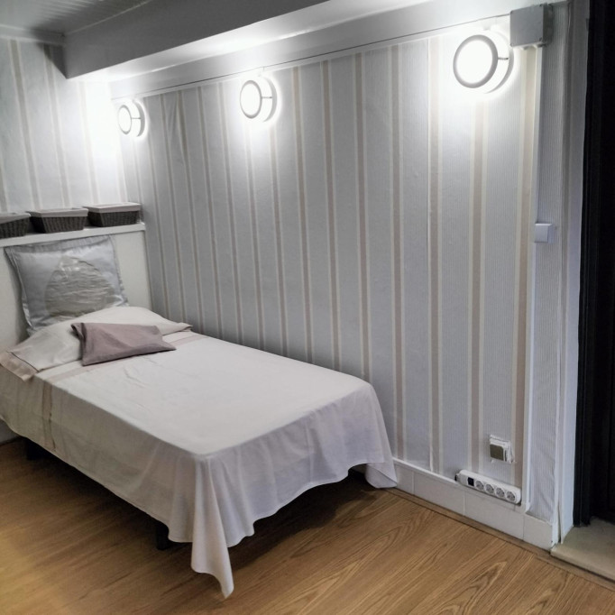 Lovely single bedroom with some restrictions in the kitchen (not possible to cook hot meals)