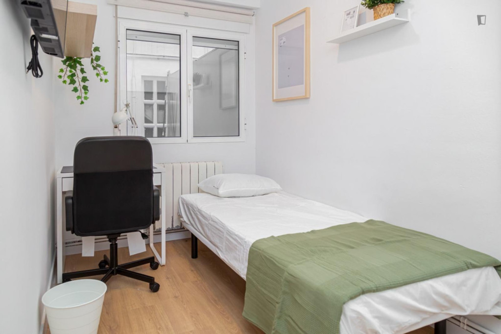 Attractive single bedroom in a property with balcony