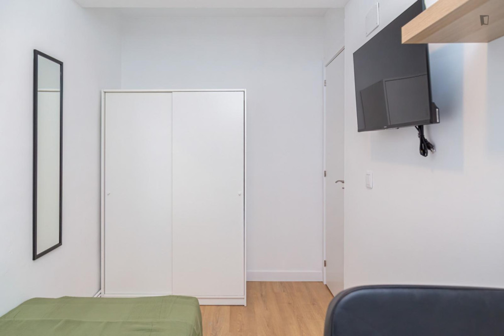 Attractive single bedroom in a property with balcony