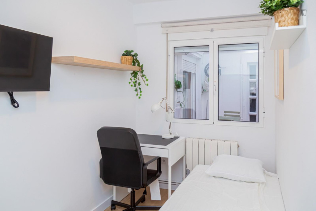 Attractive single bedroom in a property with balcony