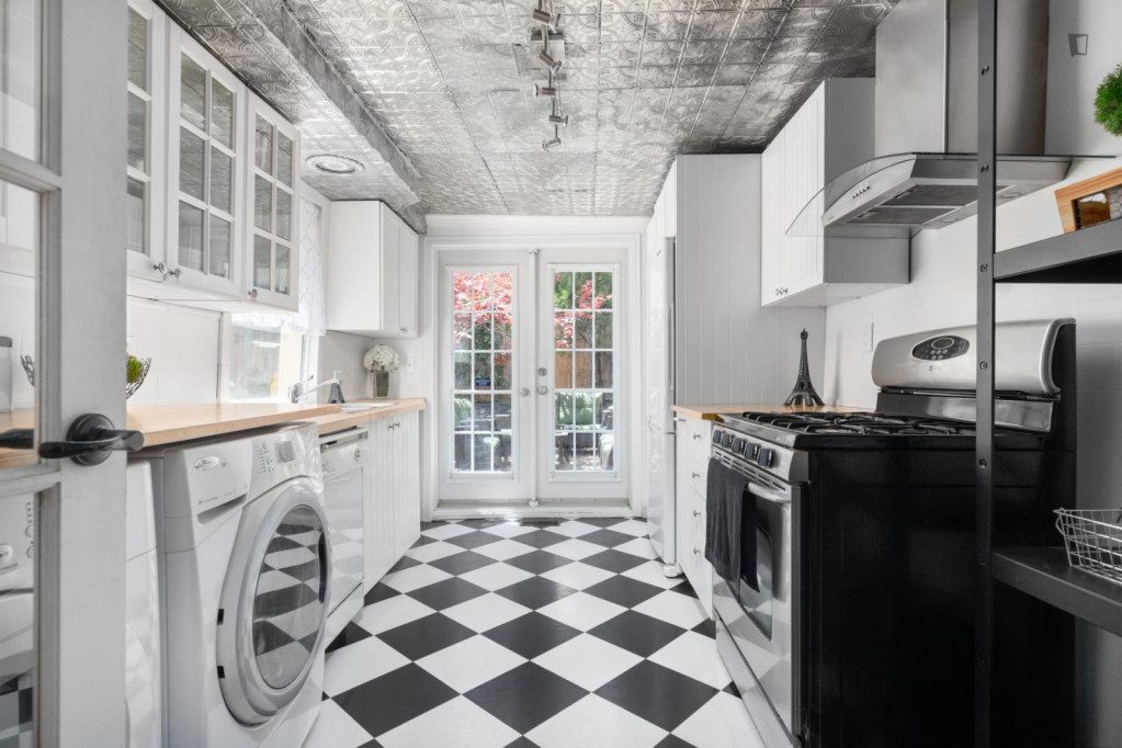 Beautiful 6-bedroom Victorian House close to the University of Toronto - Toronto - chambre - ImmoJeune