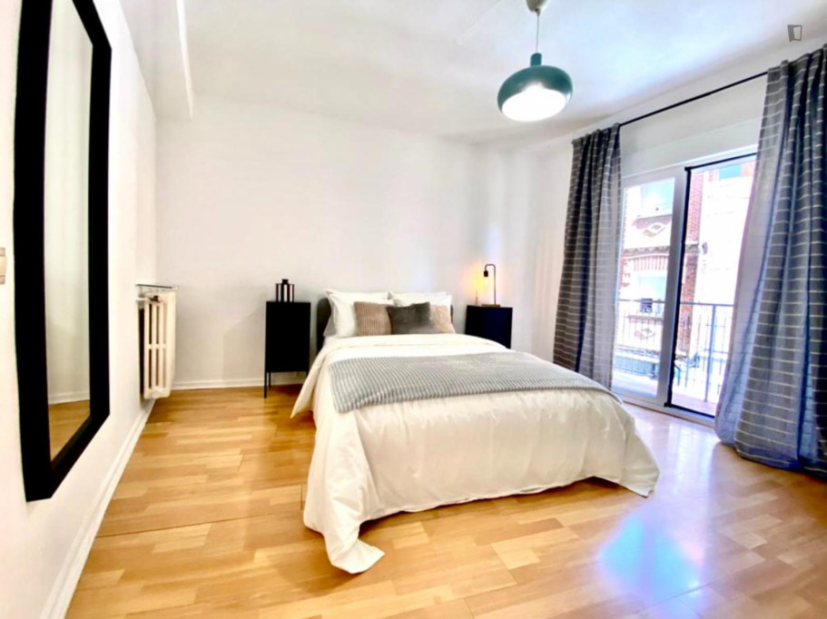 Spacious double bedrooom with a balcony, near the Tetuán metro - Madrid - chambre - ImmoJeune