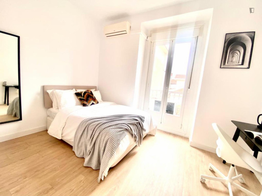 Sunny double ensuite bedroom with a kitchen, in the Palacio neighbourhood - Madrid - chambre - ImmoJeune
