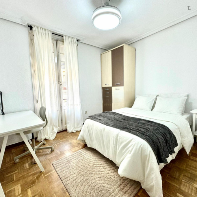 Supern double bedroom close to Parque del Oeste - Madrid - chambre - ImmoJeune
