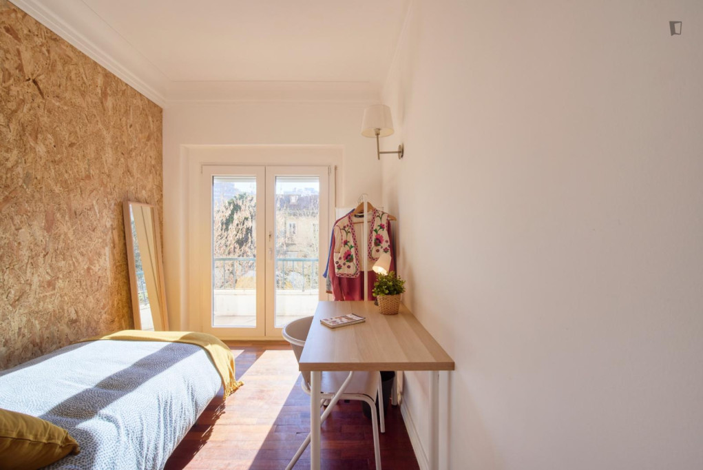 Sunny bedroom next to Areeiro metro station - Lisbonne - chambre - ImmoJeune