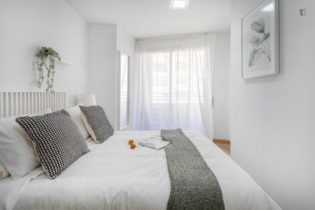 Bedroom for rent in Alfonso El Sabio 27 II, Alicante - Alicante - chambre - ImmoJeune