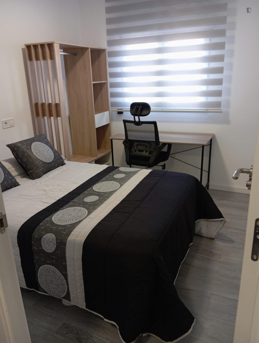 Double bedroom, with private bathroom, in 4-bedroom apartment - Valence - chambre - ImmoJeune