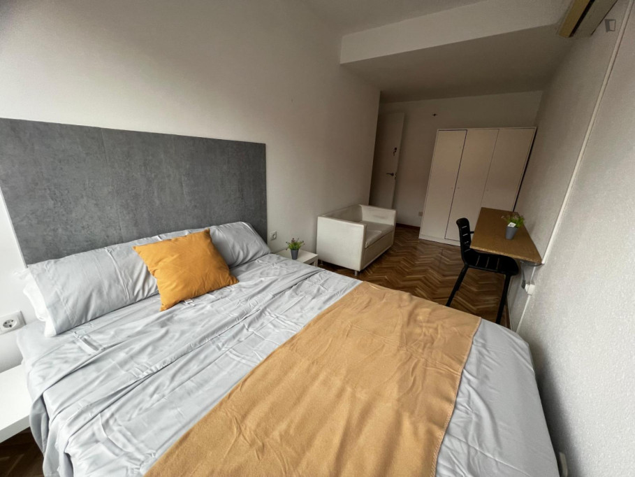 Spacious double bedroom close to the Tres Cantos train station - Madrid - chambre - ImmoJeune
