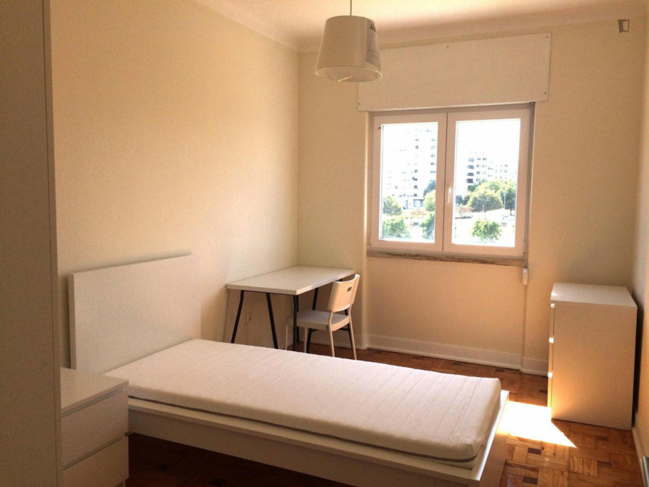 Profound Single Bedroom close to Instituto Politécnico De Santarém - Santarem - chambre - ImmoJeune