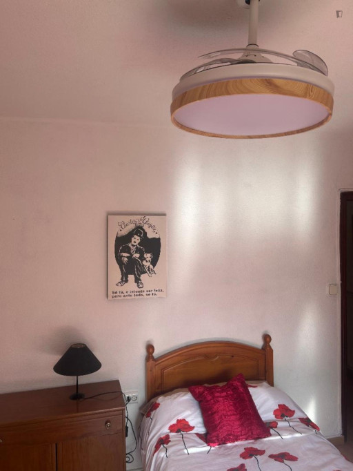 Comfortable single bedroom with balcony well connected to the city center of Alicante