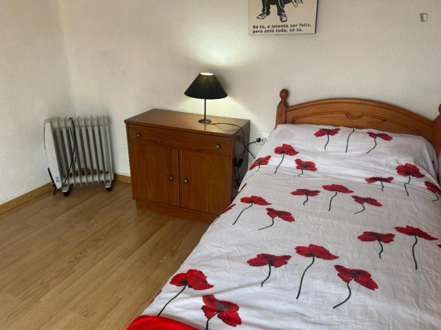 Comfortable single bedroom with balcony well connected to the city center of Alicante