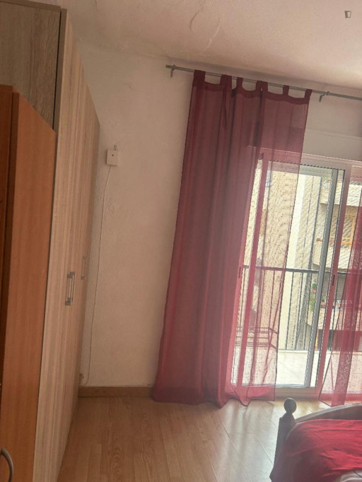 Comfortable single bedroom with balcony well connected to the city center of Alicante
