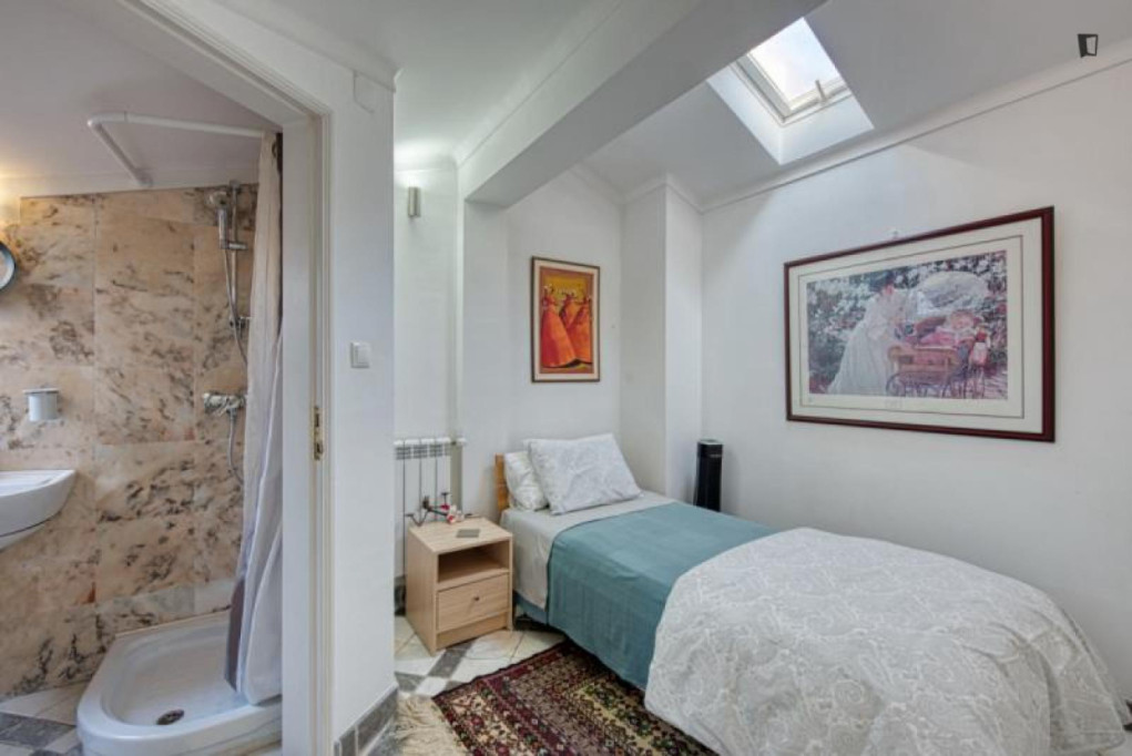 Bright single ensuite bedroom near Nova SBE and beach - Lisbonne - chambre - ImmoJeune