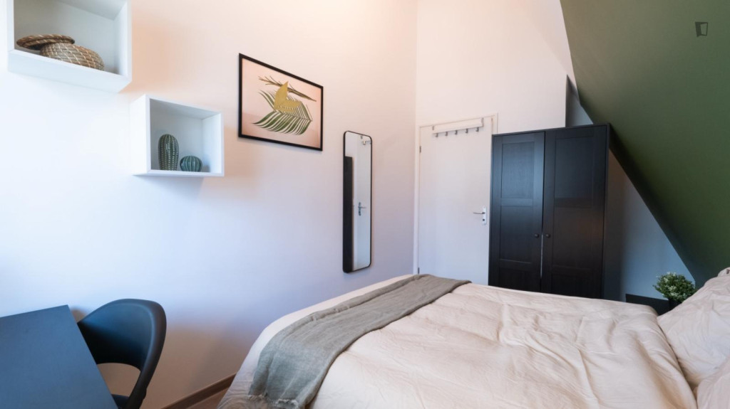 Move into this 10 m² room within Bacalan - BO47