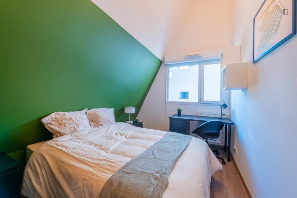 Move into this 10 m² room within Bacalan - BO47