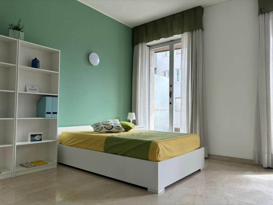 Bed in a big twin bedroom with a balcony, in Città Studi - Politecnico - Milan - chambre - ImmoJeune