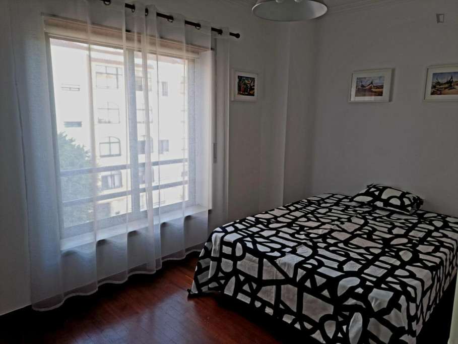 Confy 11 m2 double bedroom with a large window, in Caparica - Lisbonne - chambre - ImmoJeune