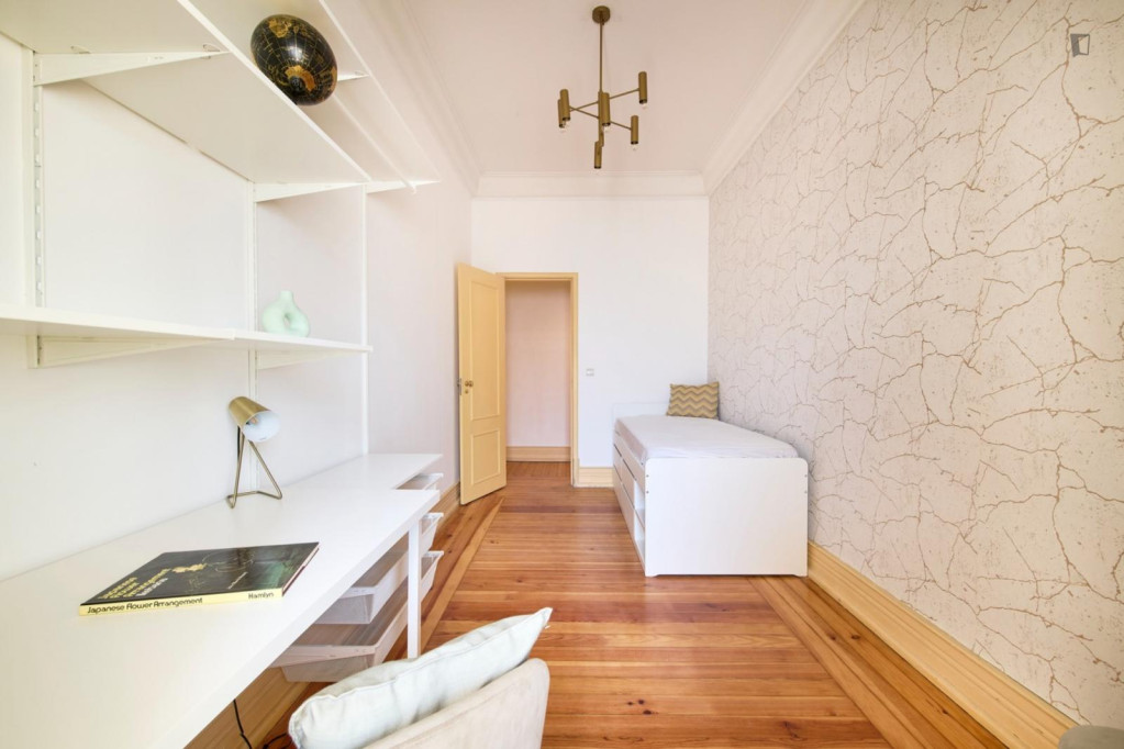 Great looking single bedroom in a property with balcony - Lisbonne - chambre - ImmoJeune