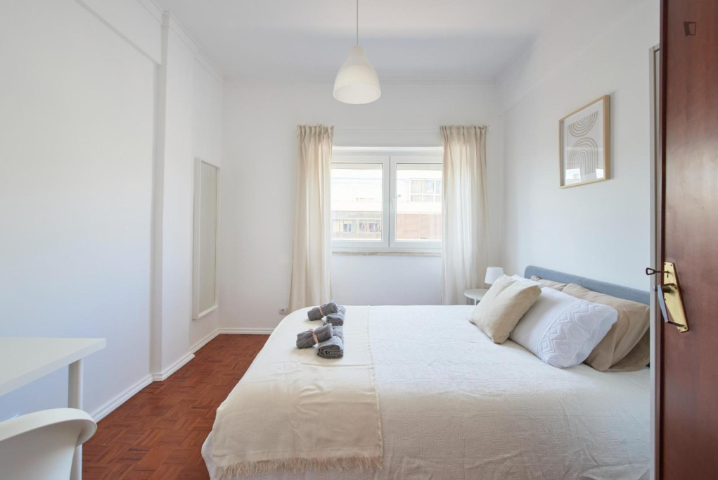 Comfy double bedroom in a shared flat in Almada - Lisbonne - chambre - ImmoJeune