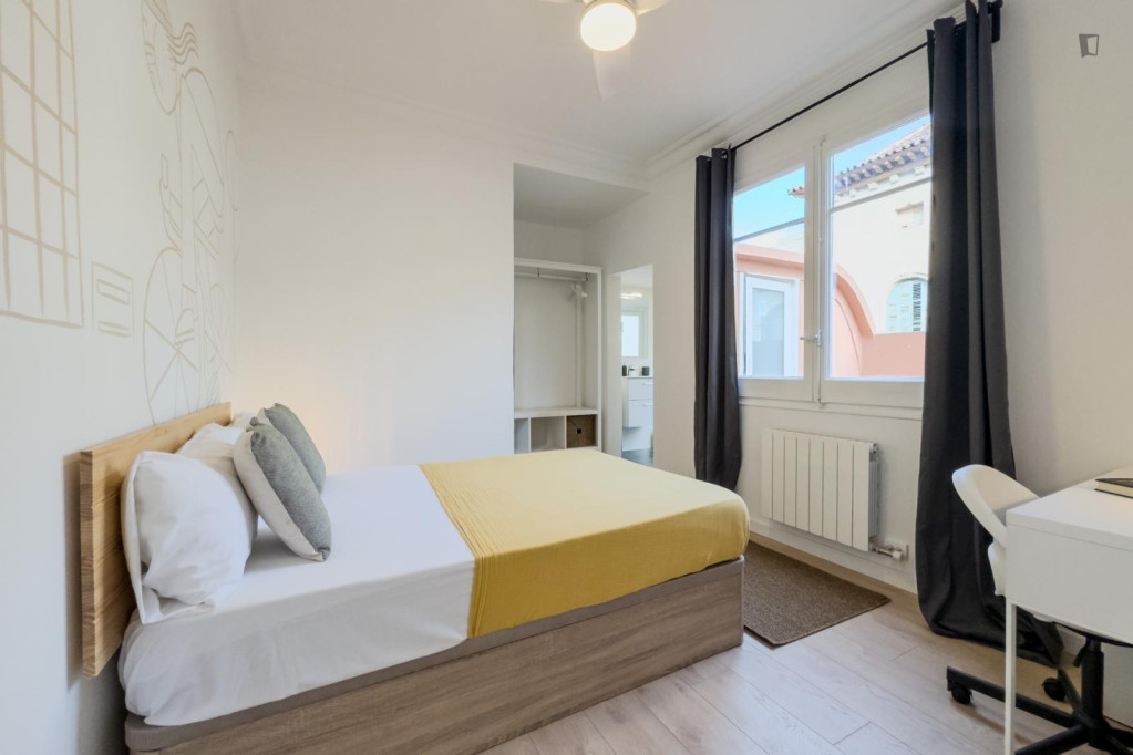 Double ensuite bedroom with a balcony, near the Urquinaona metro - Barcelone - chambre - ImmoJeune
