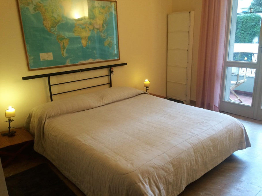 Double bedroom, with private bathroom and balcony, in 3-bedroom house - Florence - chambre - ImmoJeune