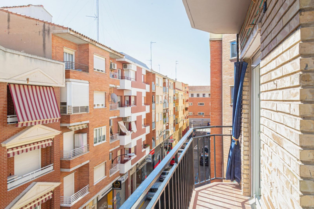 Attractive single bedroom with balcony - Zaragoza - chambre - ImmoJeune