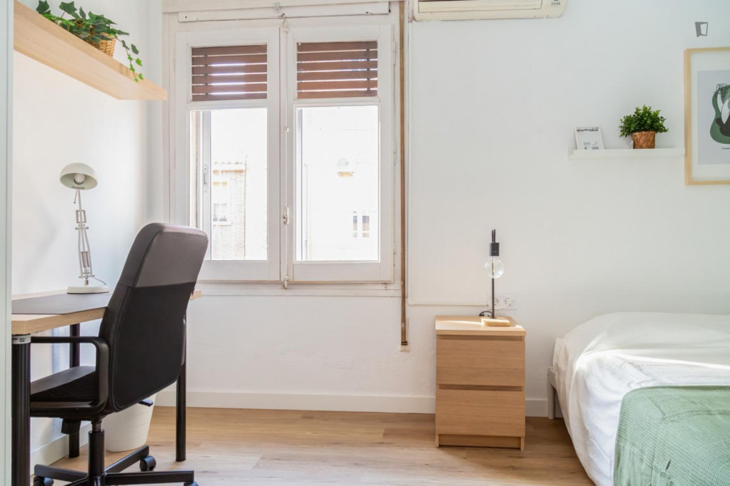 Cozy single bedroom