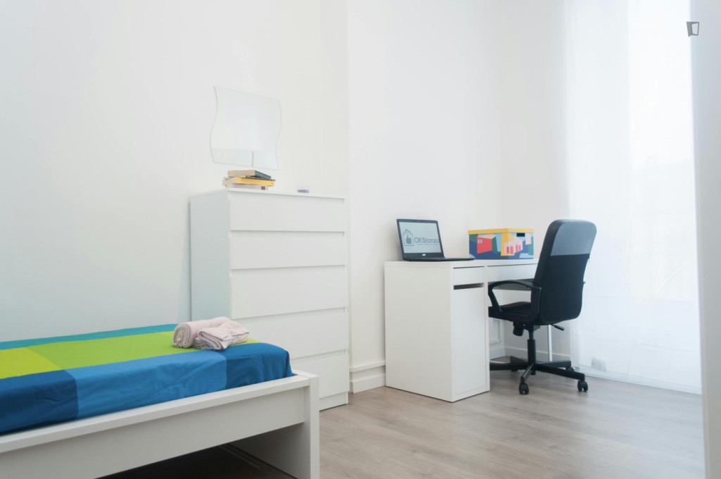 Single bedroom in a 7-bedroom flat near Bernini metro station - Turin - chambre - ImmoJeune