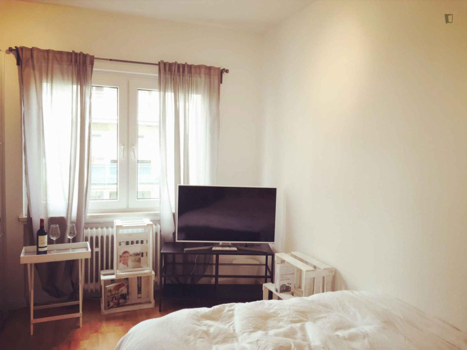 Welcoming single bedroom in a 3-bedroom flat, in the large Innenstadt II district - Frankfurt am Main - chambre - ImmoJeune