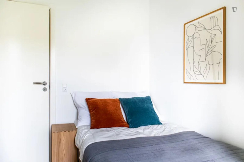 Bright single bedroom in modern shared flat in Holmen