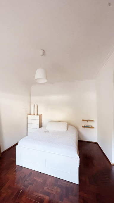 Quarto com cama de casal e pátio, zona calma junto à praia - Lisbonne - chambre - ImmoJeune