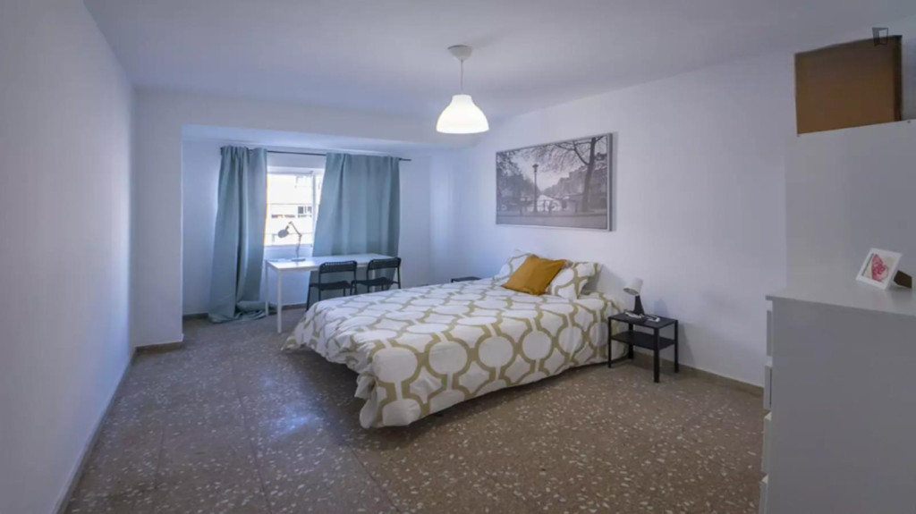 Spacious single bedroom near the Amistat-Casa de Salut metro  - Valence - chambre - ImmoJeune