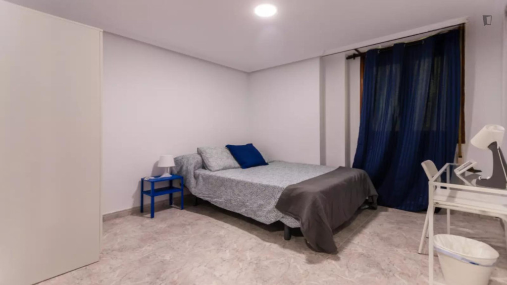 Nice double bedroom in the El Pla del Real district - Valence - chambre - ImmoJeune