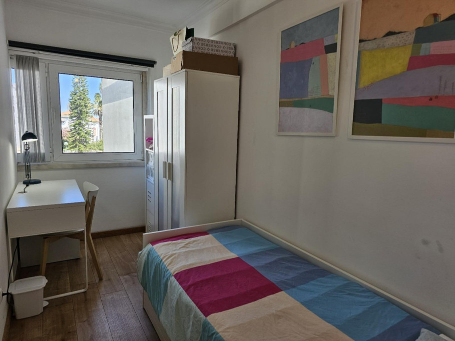 Sunny bedroom next to Oeiras train station - Lisbonne - chambre - ImmoJeune
