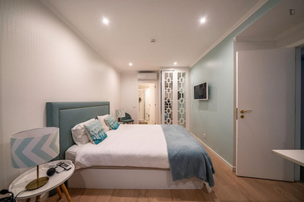 Double bedroom, with private bathroom, in 14-bedroom house - Lisbonne - chambre - ImmoJeune